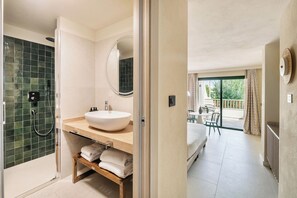Suite junior (Domus - 3pax) | Minibar, caja de seguridad en la habitación, cunas y ropa de cama 