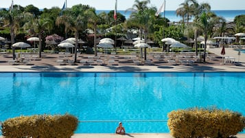 Piscine extérieure (ouverte en saison), parasols de plage