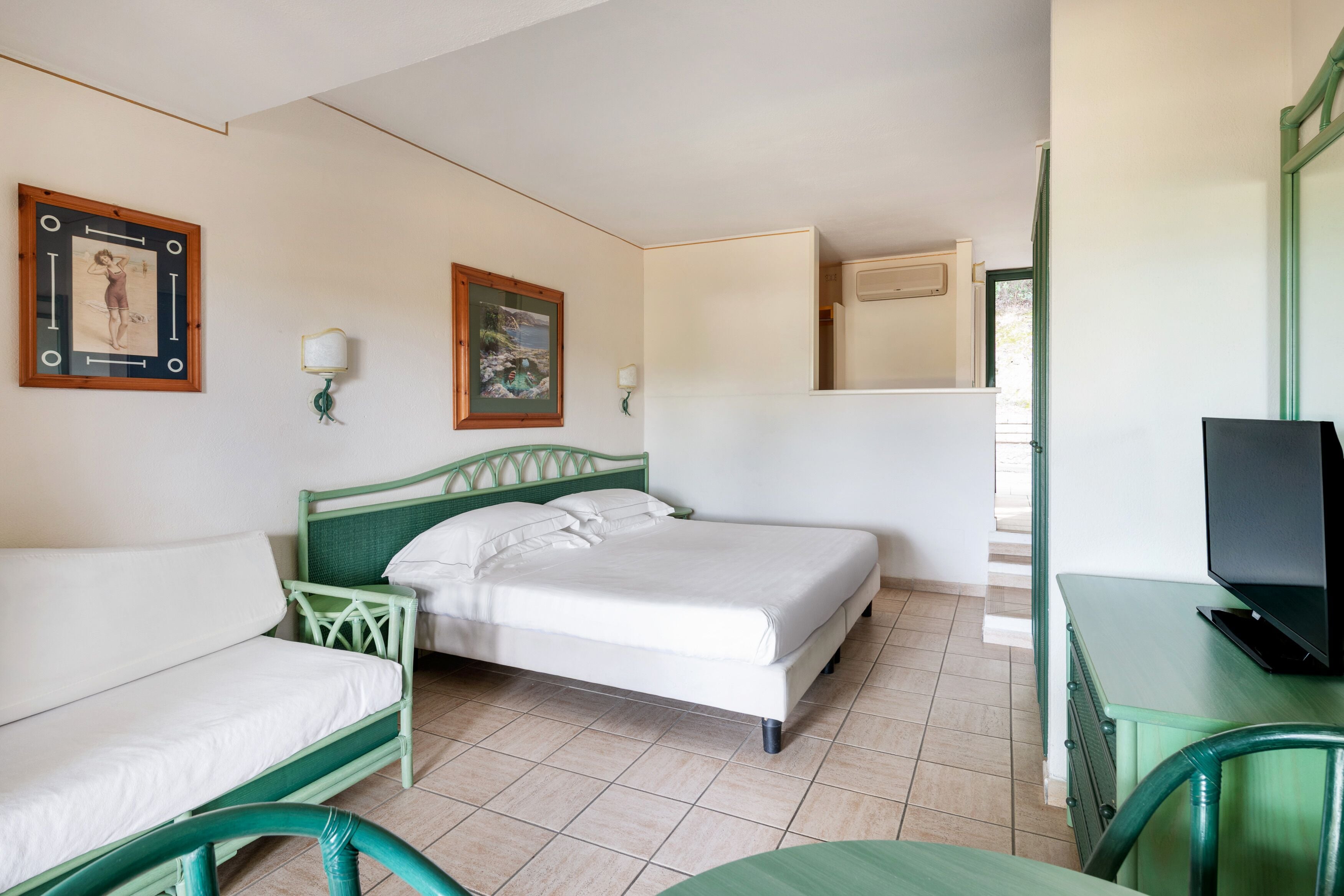 Minibar, in-room safe, cots/infant beds, bed sheets