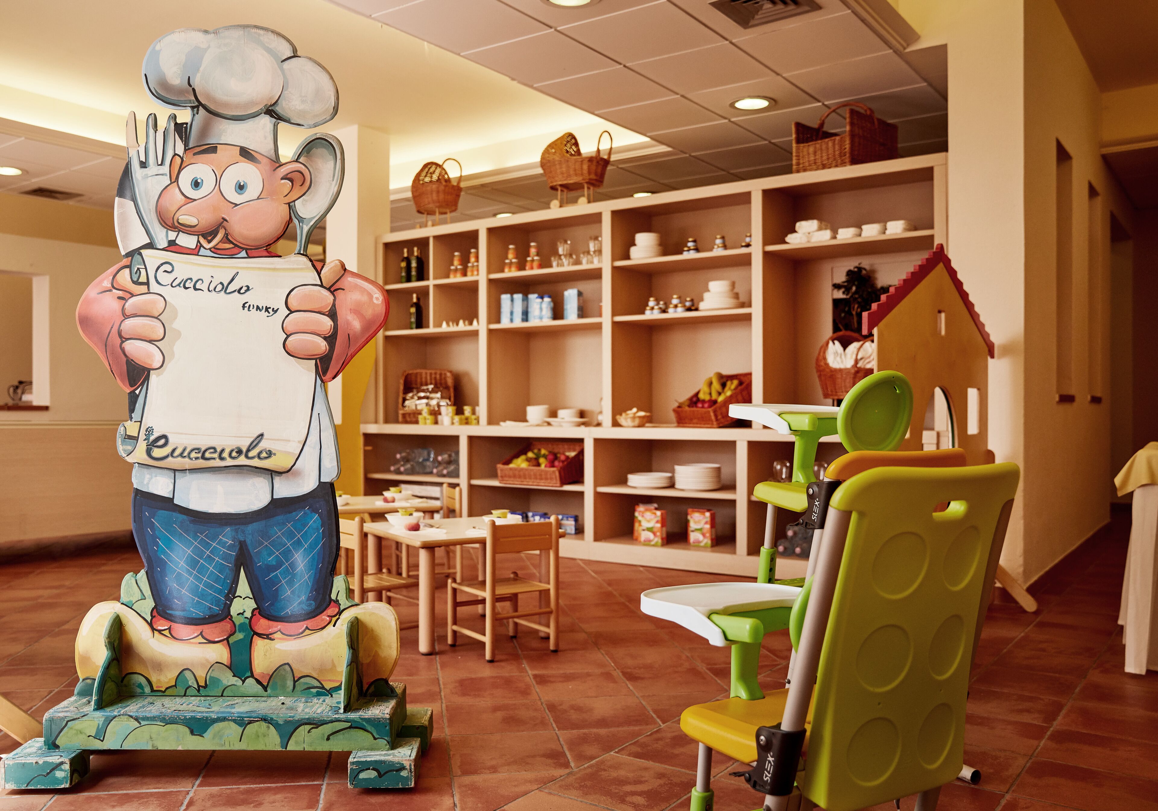 6 restaurants, breakfast, lunch, dinner served; pizza