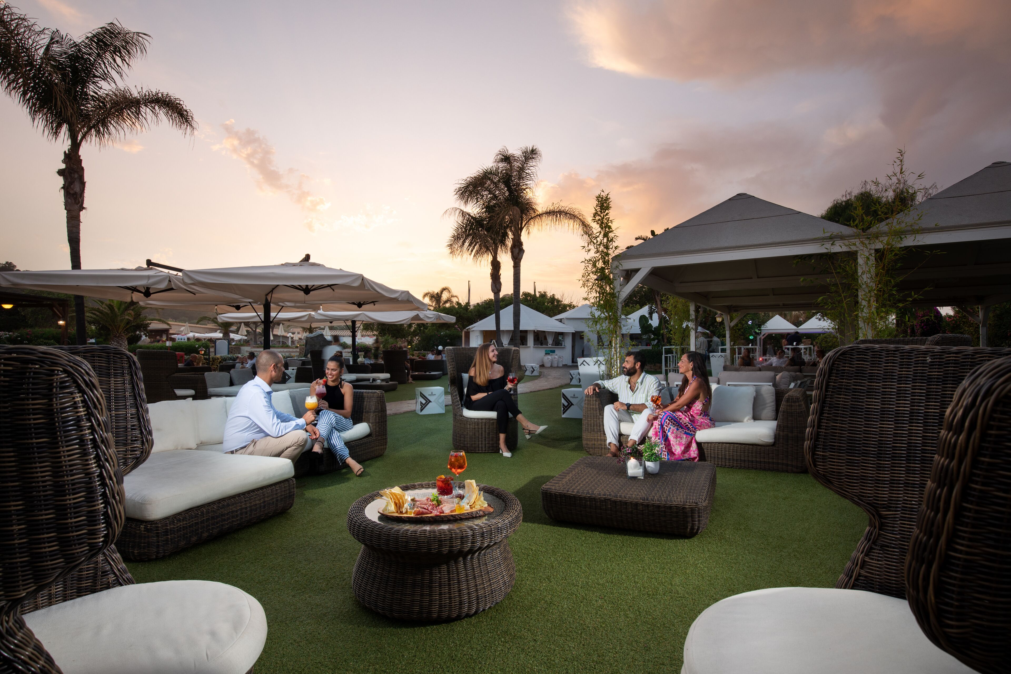 3 bars/lounges, 2 beach bars