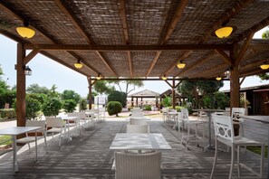 6 restaurants, breakfast, lunch, dinner served; pizza