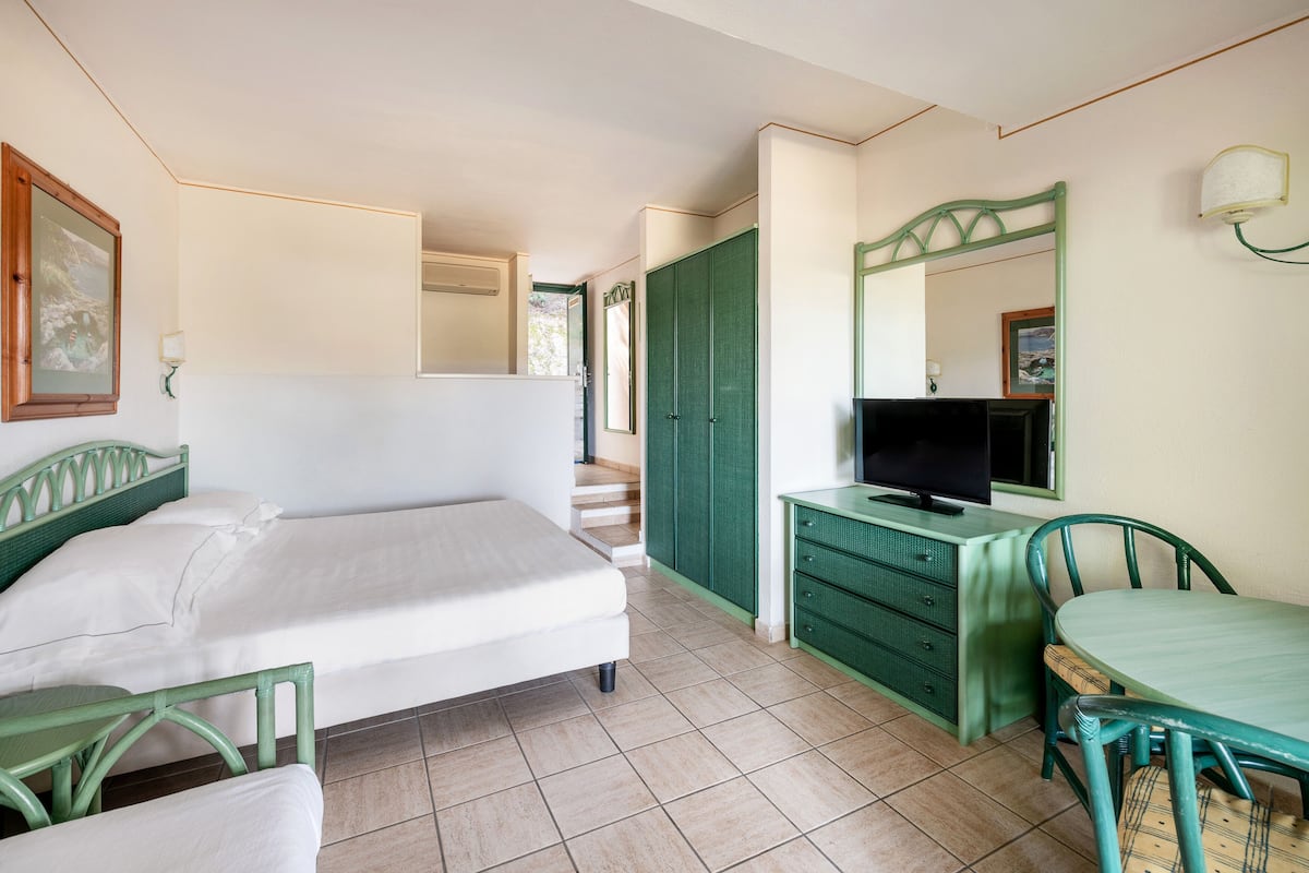 Minibar, in-room safe, cribs (surcharge), bed sheets