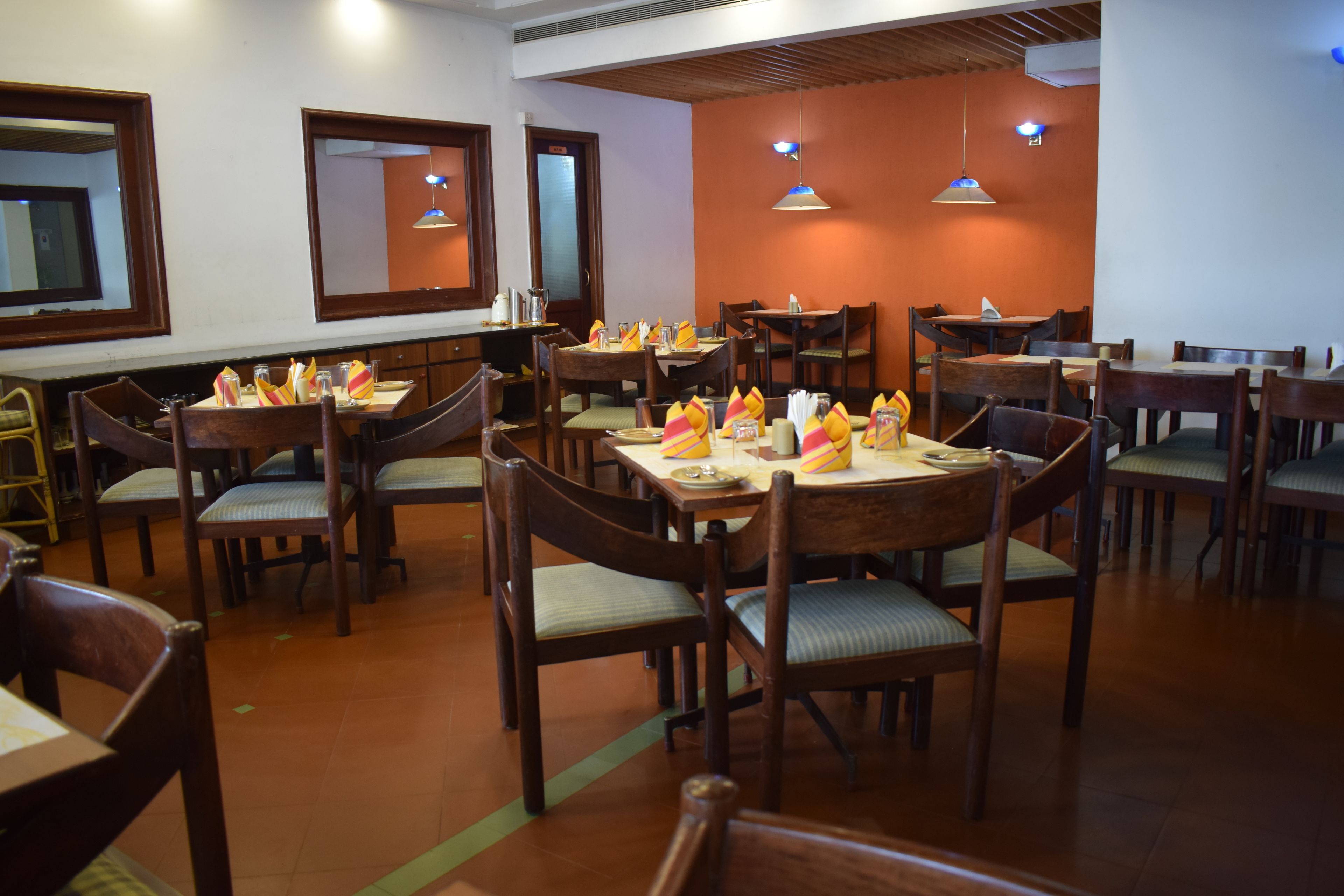 Petit déjeuner, déjeuner et dîner servis sur place