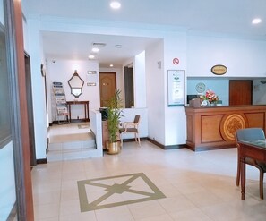 Lobby - Abad Metro (Kanayannur)