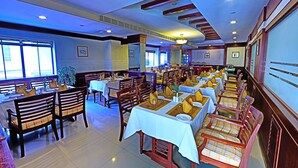 2 か所のレストラン : 朝食、ランチ、ディナーに営業