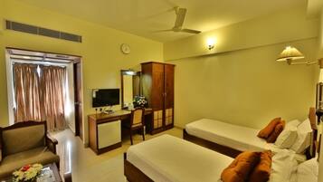 Kamar Double Deluks | Seprai premium, minibar, brankas, dan meja kerja