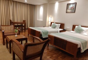 行政双人房或双床房, 1 间卧室, 城市景观 | 1 多间卧室、高档床上用品、客房内保险箱、办公桌