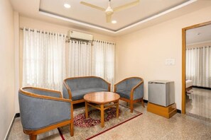 Ropa de cama de alta calidad y caja de seguridad en la habitación 