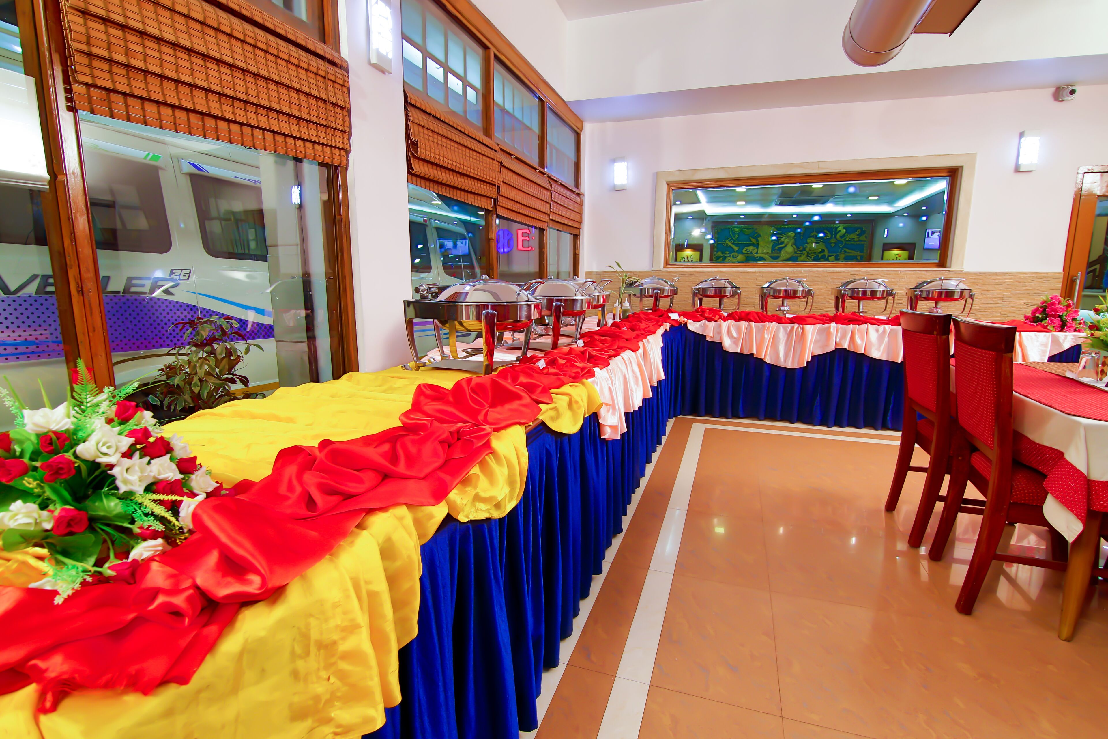 Phục vụ bữa sáng, bữa trưa và bữa tối 