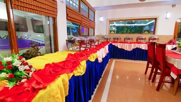 Phục vụ bữa sáng, bữa trưa và bữa tối