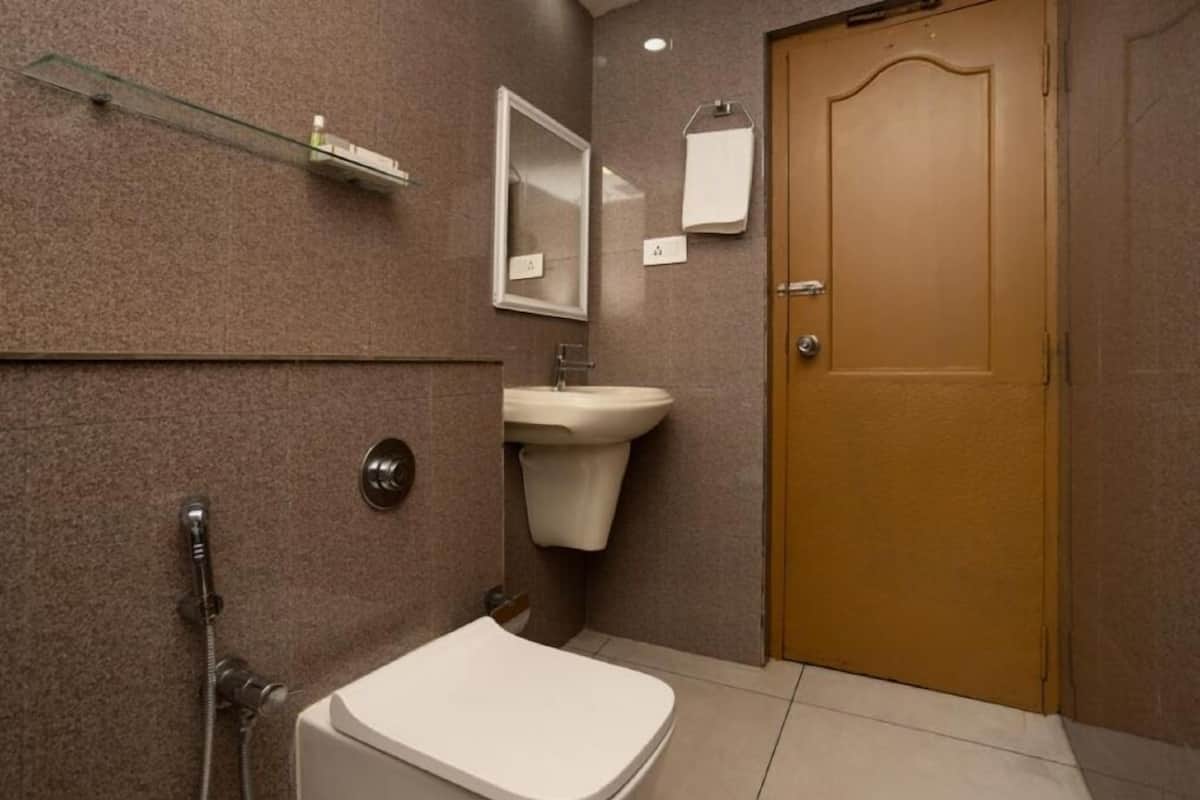 dengan AC (Standard Ac Double) | Kamar mandi | Perlengkapan mandi gratis dan handuk