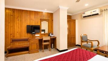 with AC | Premium bedding, in-room safe, desk, blackout curtains