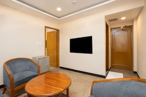 with AC | Premium bedding, in-room safe, desk, blackout curtains