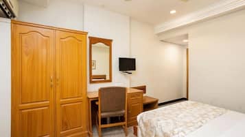 Ropa de cama de alta calidad y caja de seguridad en la habitación