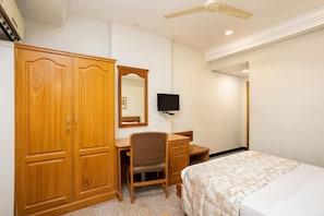 Standard Ac | Premium bedding, in-room safe, desk, blackout curtains