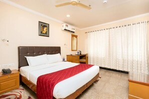 Ropa de cama de alta calidad y caja de seguridad en la habitación 