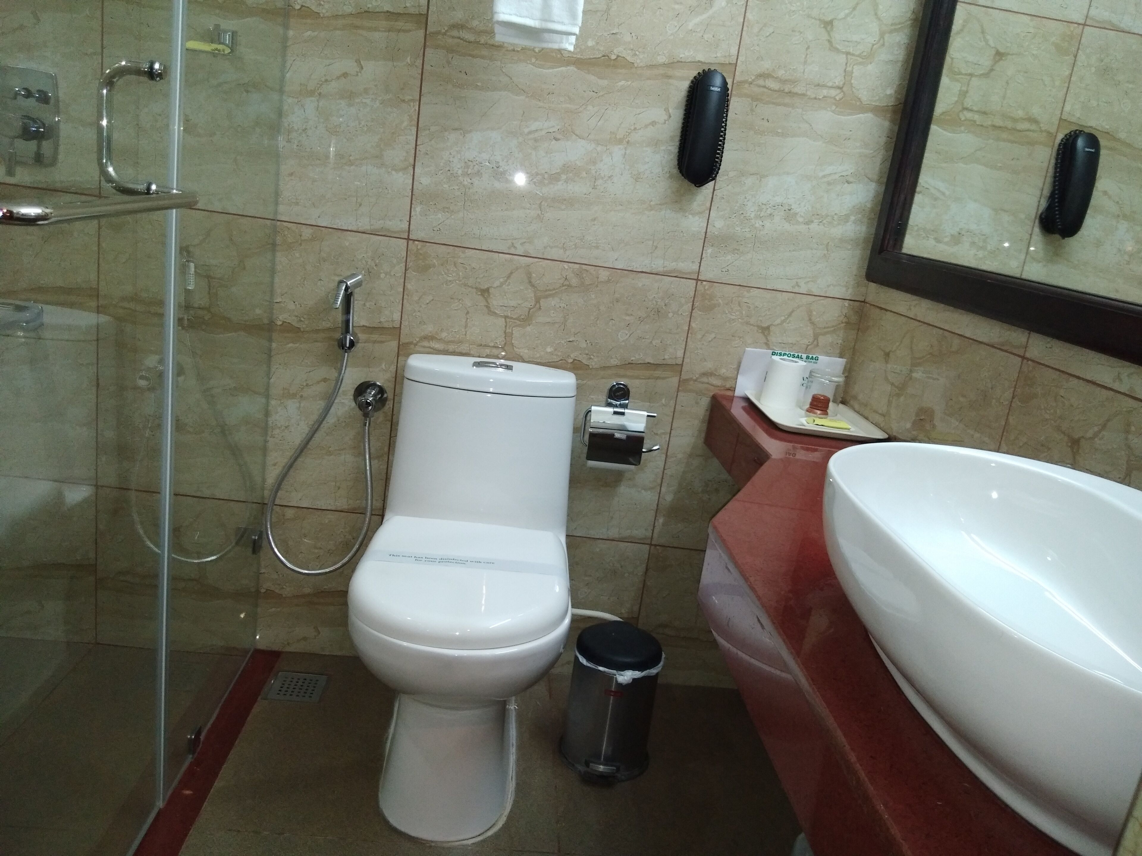 Un baño con inodoro, bidé y lavabo.