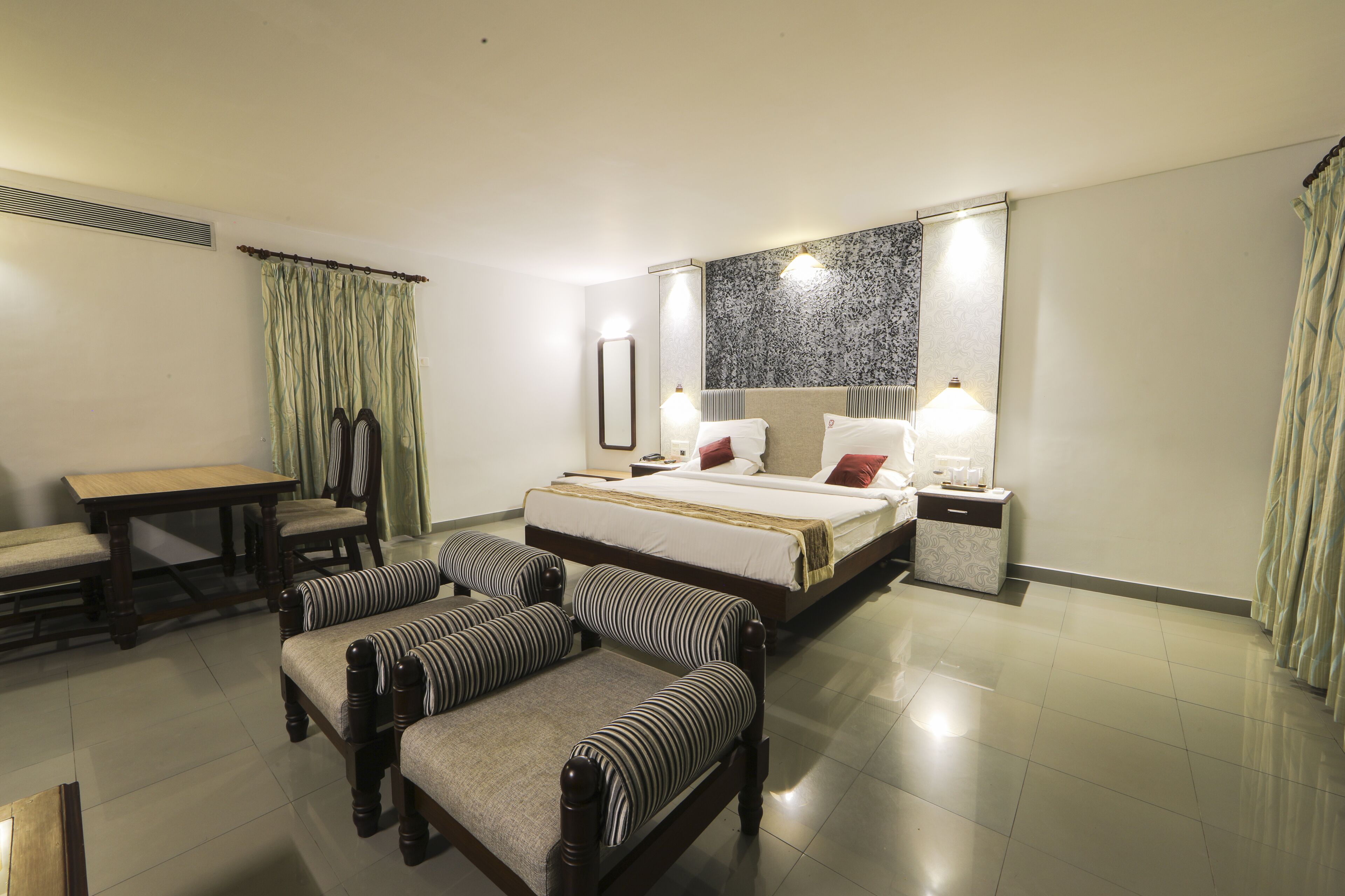 Suite room | In-room safe, iron/ironing board, free WiFi, bed sheets