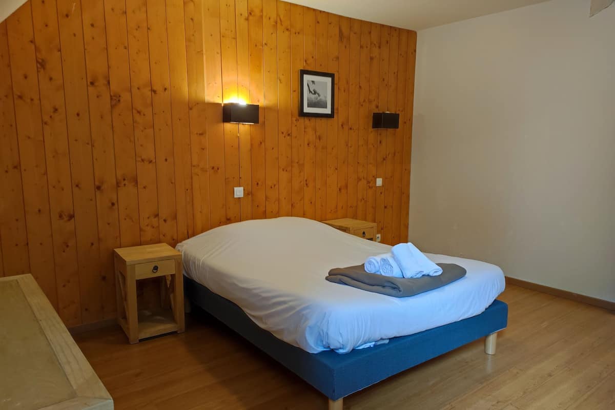 Appartement Duplex sans balcon | 遮光布/窗簾、免費搖籃/嬰兒床、免費無線上網、床單