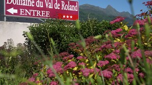 A sign for Domaine du Val de Roland with an arrow pointing left. - Domaine Val de Roland (Luz-Saint-Sauveur)