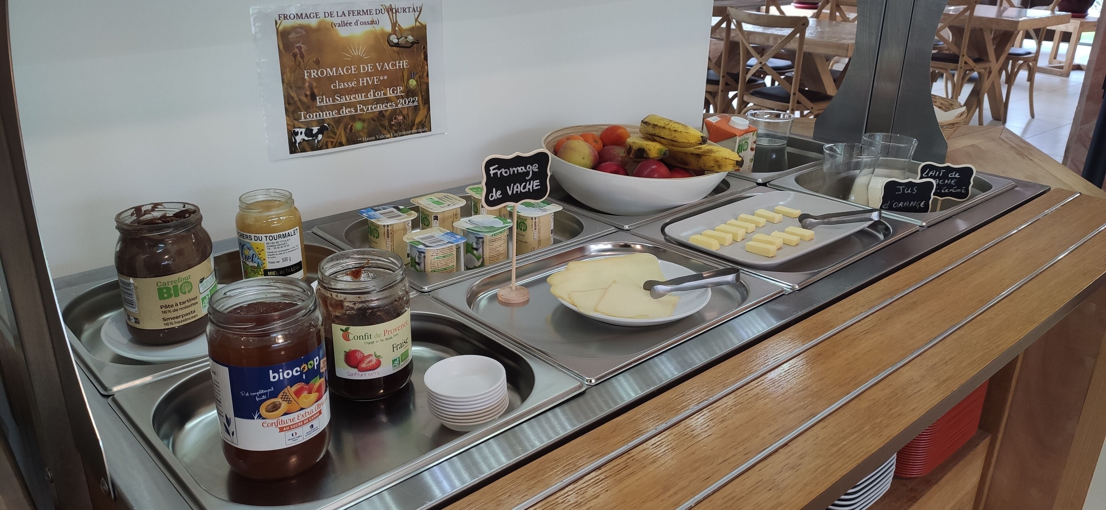 Bữa sáng buffet hàng ngày (12 EUR/mỗi người) 