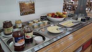 A breakfast buffet with various food items and condiments. - Domaine Val de Roland (Luz-Saint-Sauveur)