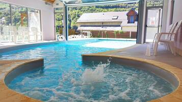 Piscina coberta, piscina a l'aire lliure i gandules