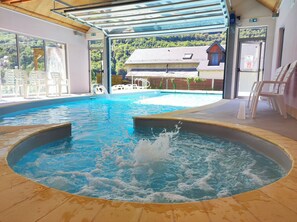 Piscina coberta, piscina a l'aire lliure i gandules
