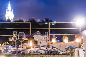 朝食、ランチ、ディナーに営業 (多国籍料理)
