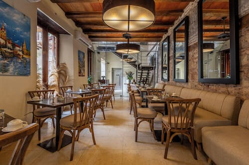 Aperto a colazione, pranzo e cena, cucina internazionale