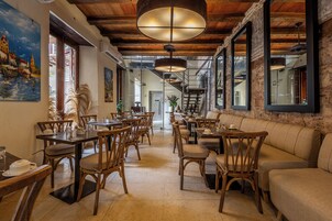 Breakfast, lunch, dinner served; international cuisine 