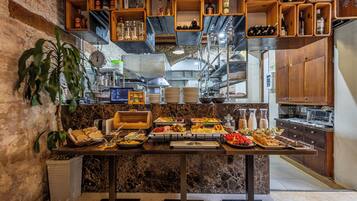 Café da manhã feito na hora grátis todos os dias