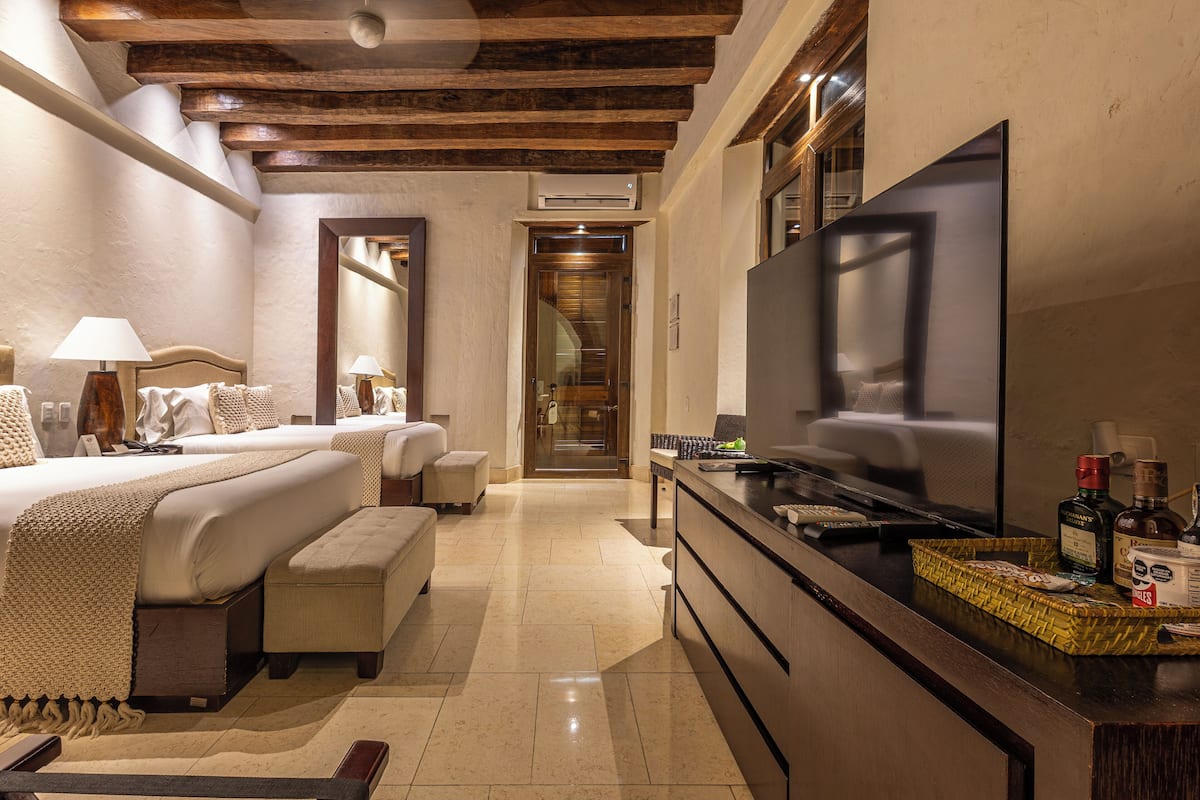 Deluxe Twin Room | Minibar, in-room safe, iron/ironing board (on request), cribs (free)