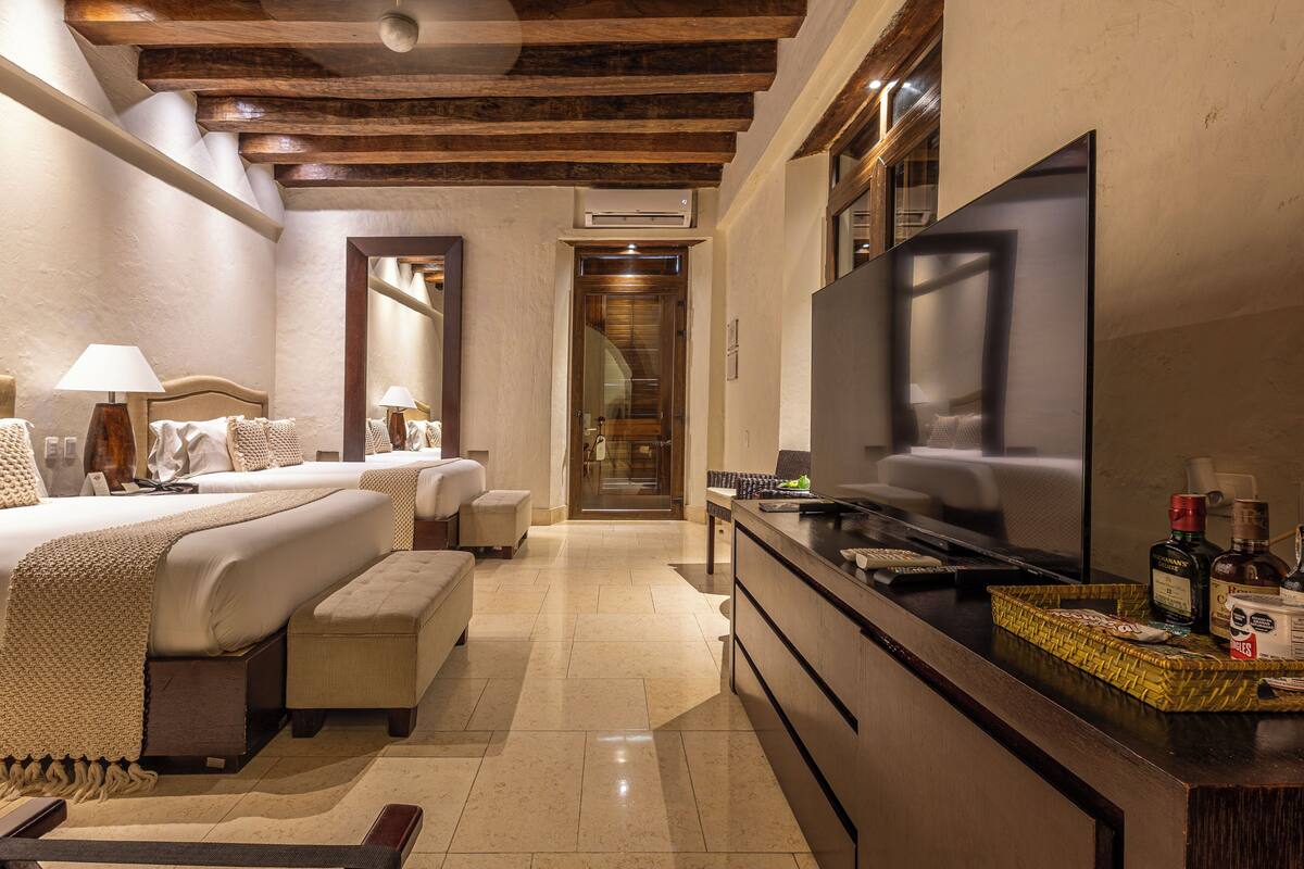 deluxe twin room | 1 bedroom, minibar, in-room safe, individually furnished
