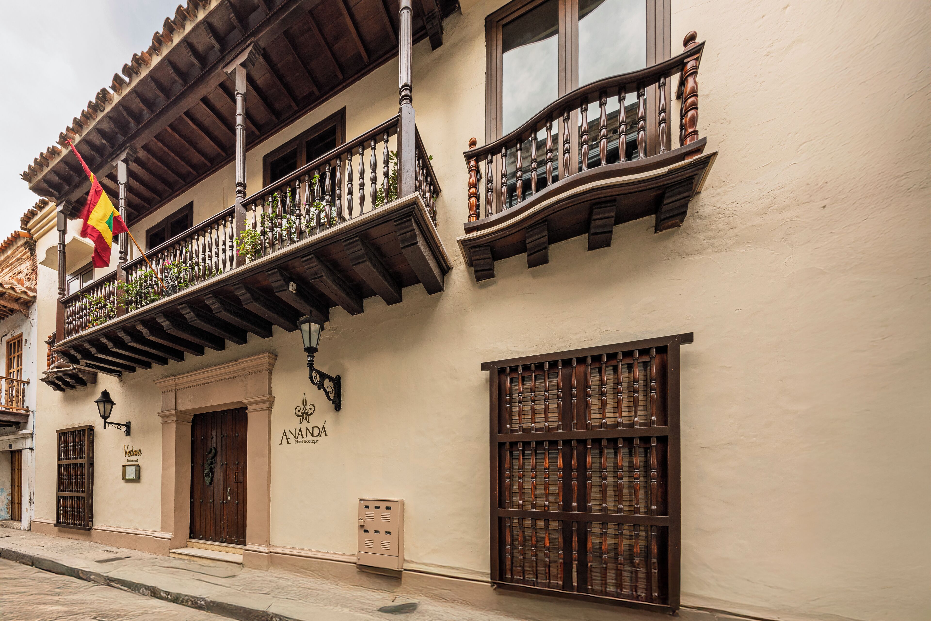 Un bâtiment doté d’un balcon, d’un drapeau et d’une enseigne sur laquelle on peut lire « ANANDA ».