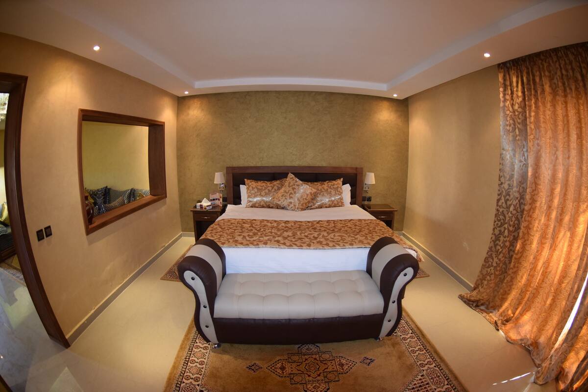 Premium bedding, in-room safe, desk, blackout drapes