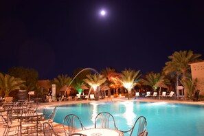 Piscine couverte, piscine extérieure, parasols de plage, chaises longues
