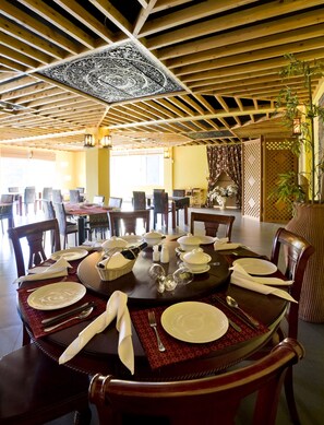 2 restaurants, breakfast, lunch, dinner served; international cuisine