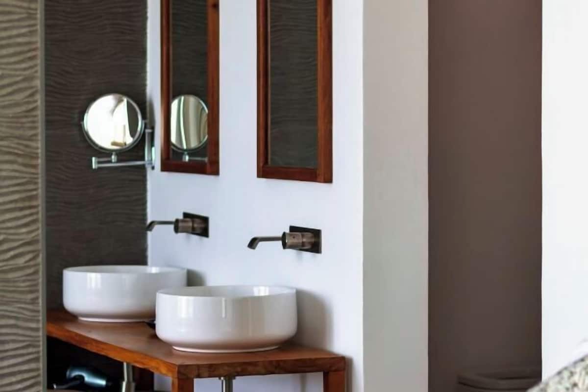 Badezimmer | Dusche, kostenlose Toilettenartikel, Haartrockner, Handtücher