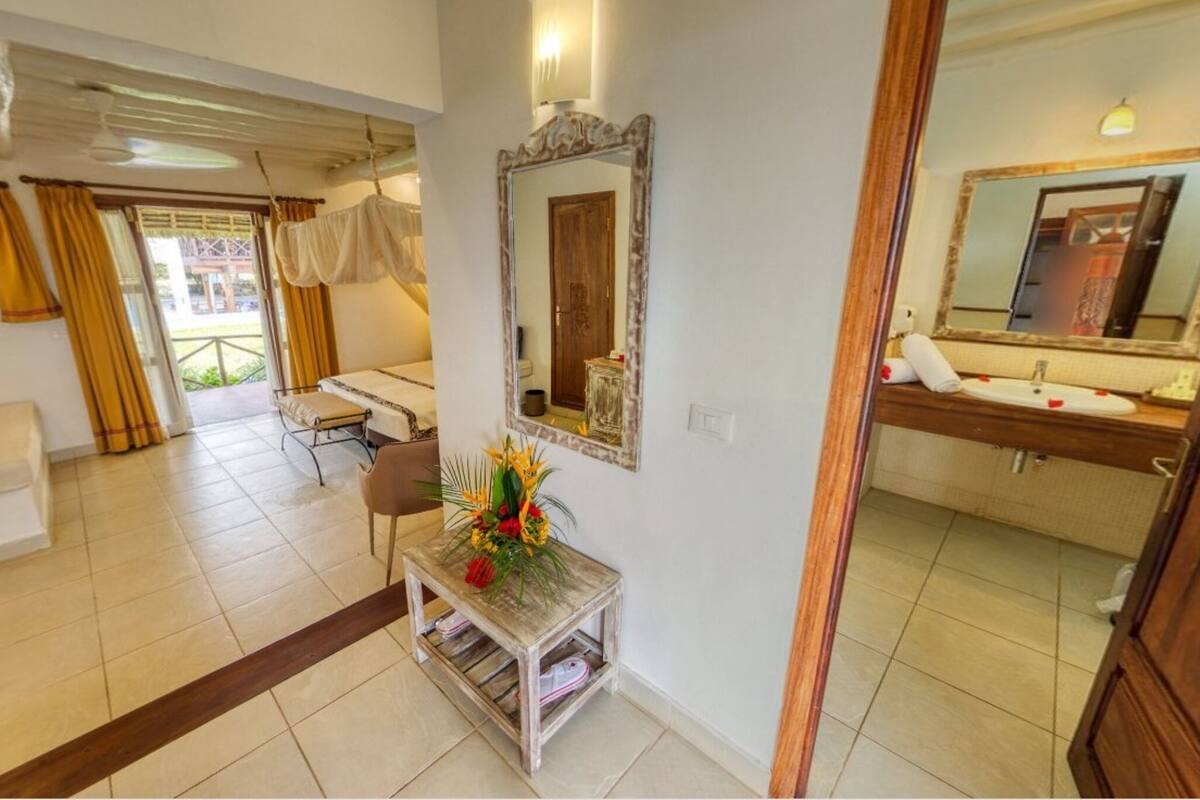 Deluxe Queen Room with Pool view | Minibar, in-room safe, desk, blackout drapes