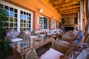 Coin salon dans le hall