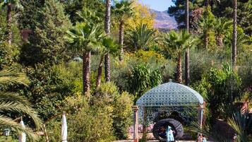 3 piscinas al aire libre, sombrillas, sillones reclinables de piscina