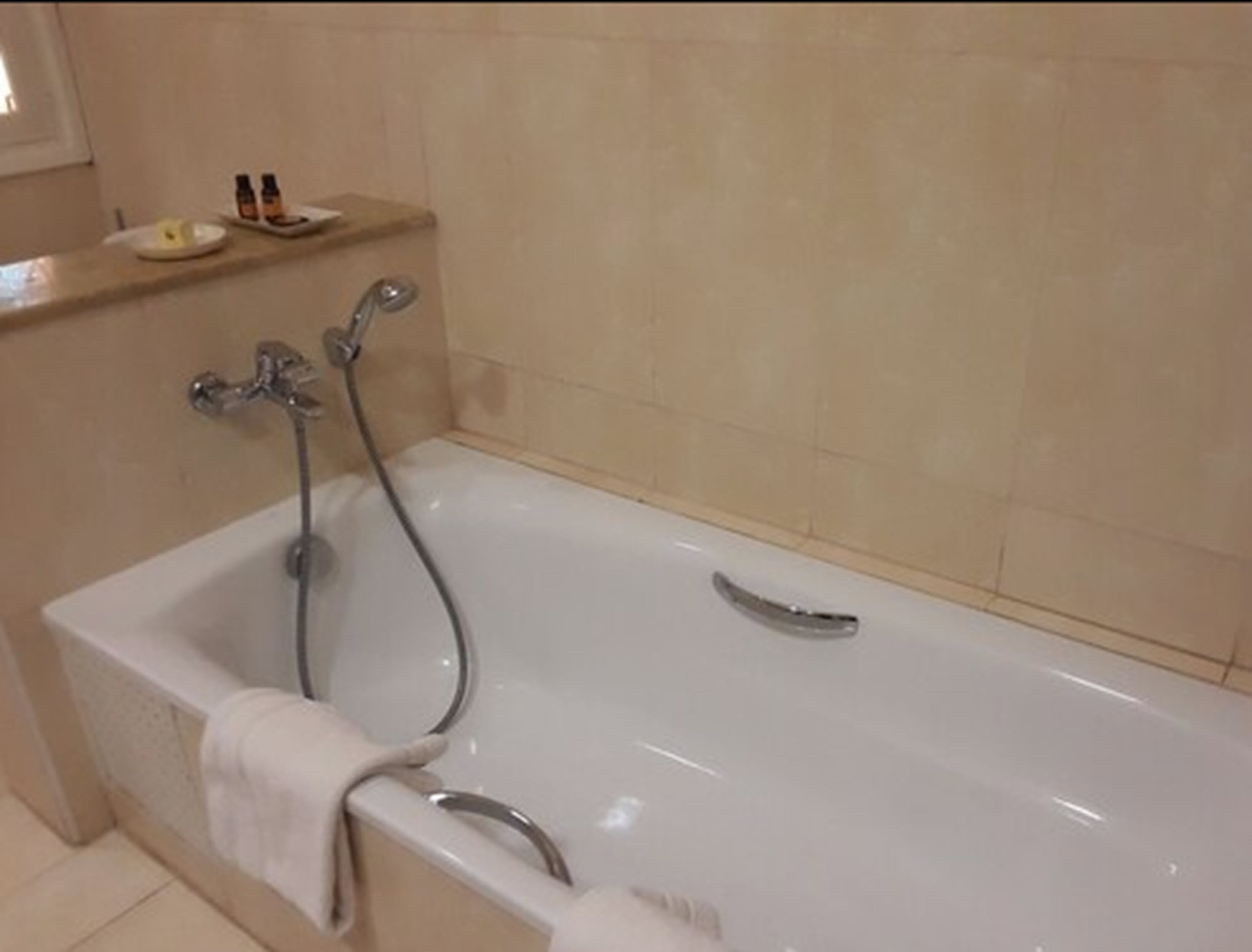 deep-soaking bathtub