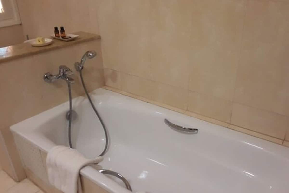 deep-soaking bathtub