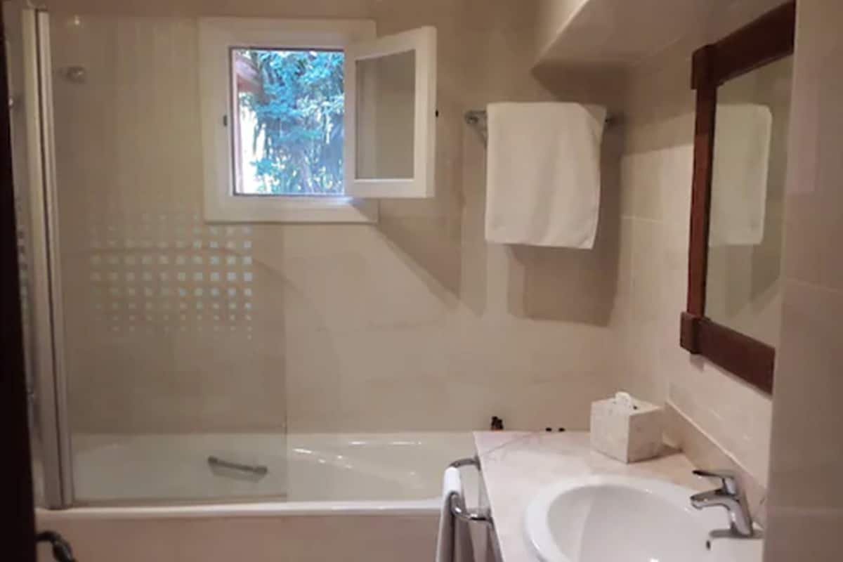 combined shower/bathtub, free toiletries, hair dryer, bathrobes