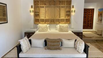 Suite junior | Caja de seguridad en la habitación, cortinas blackout y insonorización