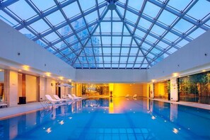 室內泳池、室外泳池