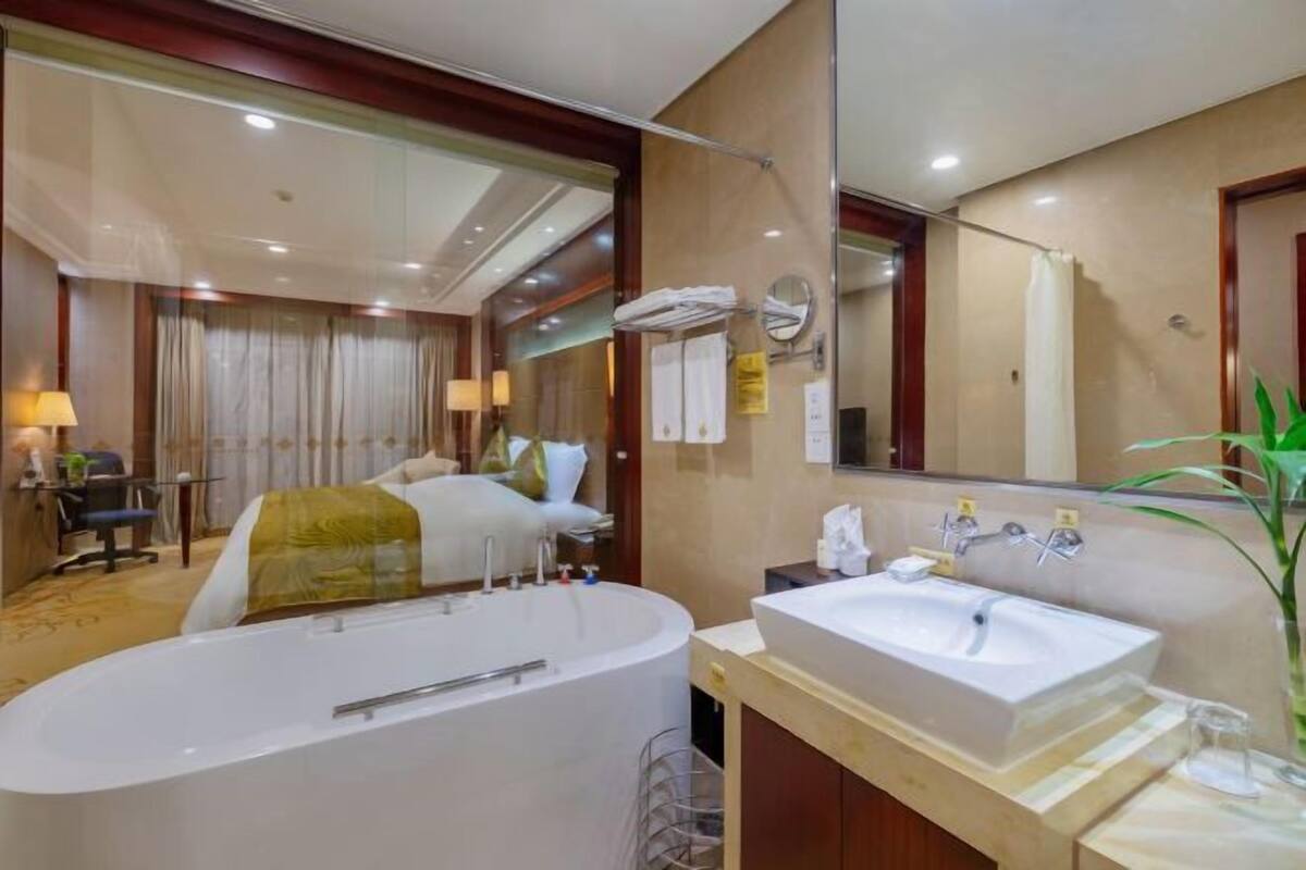 Bathroom | Separate tub and shower, jetted tub, free toiletries, hair dryer