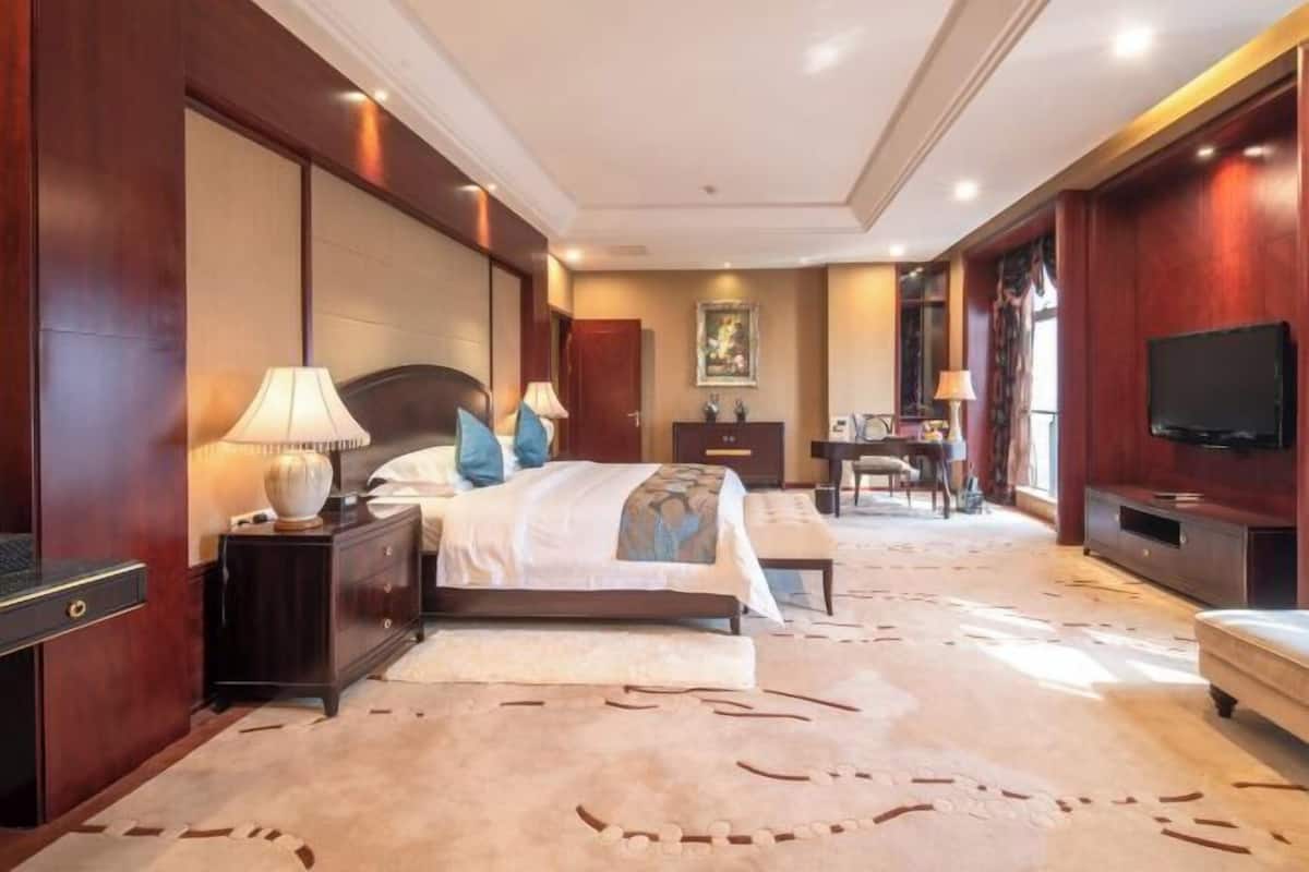 Minibar, in-room safe, desk, blackout drapes